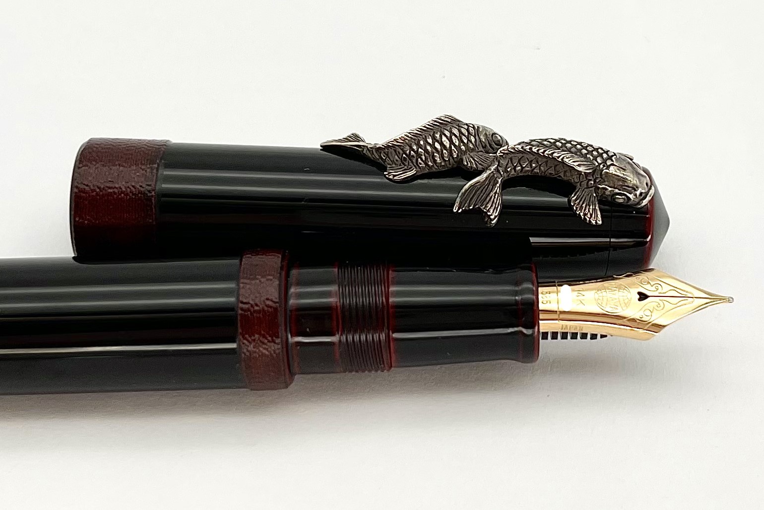 NakayaPiccoloLongWriterKuroTamenuriStringRolledModelFountainPenwithSilverCarpKoiStopper_H